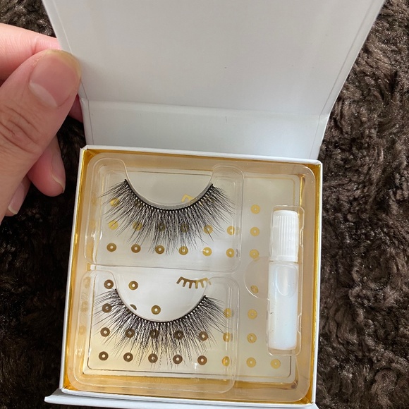 Battington Lashes - Picture 3 of 3